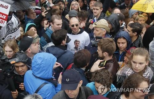 공전선거 촉구 시위에 참여한 러시아의 유명 래퍼 '옥시미론'