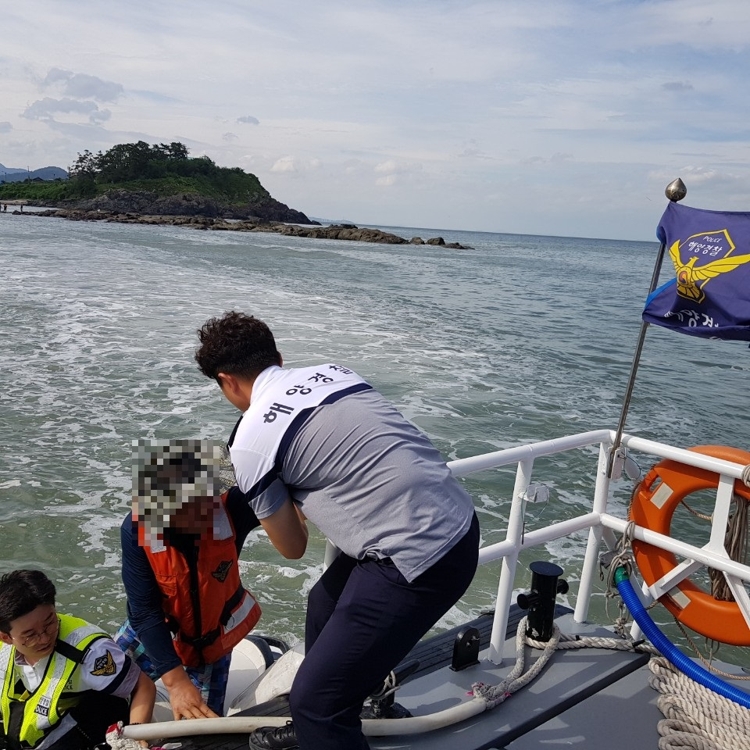 갯바위 고립된 4명 해경이 구조