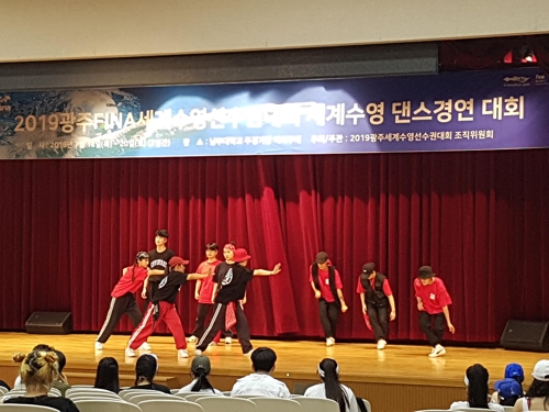 수영댄스 경연대회 예선 장면.