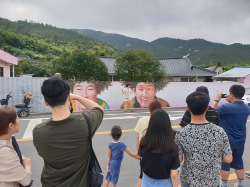 핫 플레이스 된 동백 파마 벽화