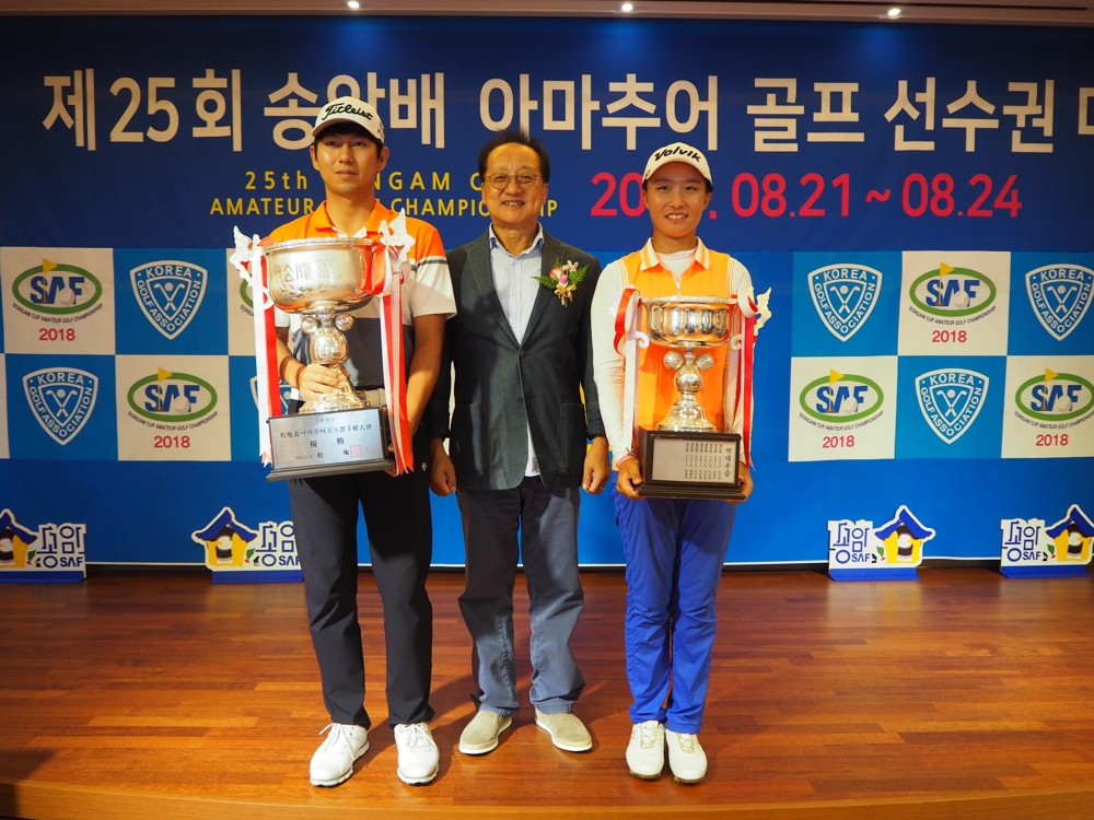 작년 송암배 우승자 김동은(왼쪽부터), 우기정 대구CC 회장, 박아름.