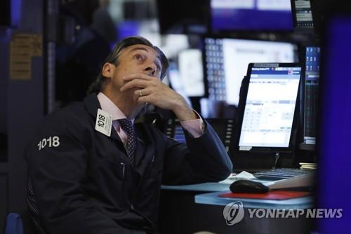채권금리가 이상신호를 보냄에 따라 투자자들이 심리 불안을 노출하고 있다