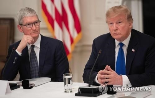 지난 3월 팀 쿡 애플 CEO와 나란히 앉은 트럼프 대통령