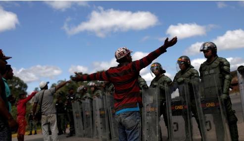베네수엘라 군인들이 국경 지역에서 주민들의 이동을 통제하고 있다. [브라질 뉴스포털 UOL]