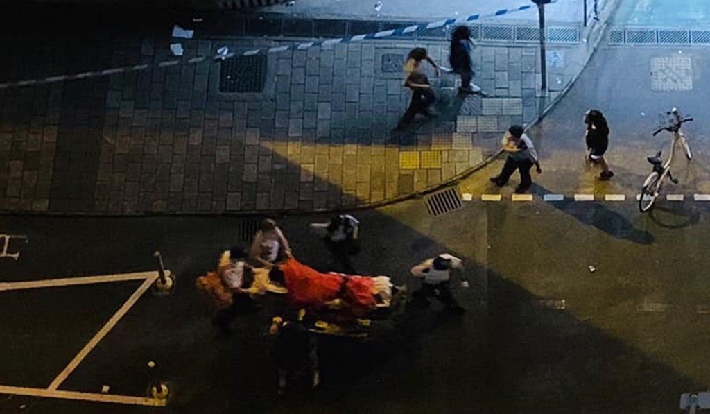 20일 새벽 홍콩에서 피습당한 부상자가 실려가고 있다. [사진 사우스차이나모닝포스트]