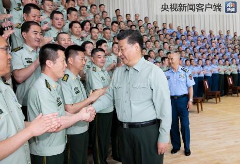 중국 공군 부대원과 악수하는 시진핑
