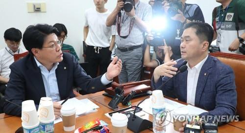 각당 입장 밝히는 김종민 위원장과 장제원 간사 (서울=연합뉴스) 김주형 기자 = 23일 오후 열린 국회 정치개혁특별위원회 정치개혁 제1소위에서 더불어민주당 소속 김종민 위원장(오른쪽)과 자유한국당 소속 장제원 간사가 대화하고 있다. 2019.8.23 kjhpress@yna.co.kr (끝)