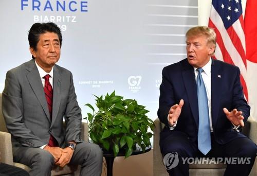 도널드 트럼프 미국 대통령(오른쪽)과 아베 신조 일본 총리