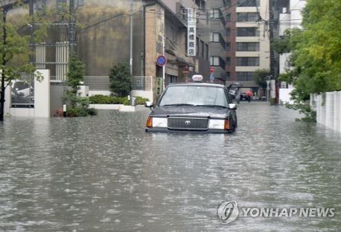 日 규슈지역 폭우로 물에 잠긴 택시