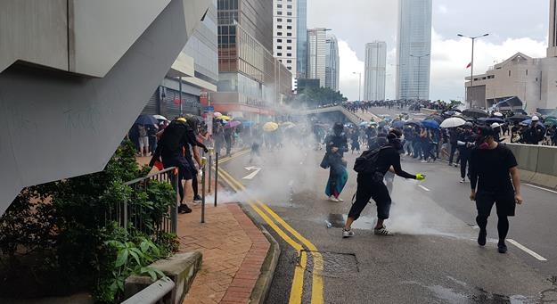 홍콩 시위대 옆으로 떨어지는 최루탄