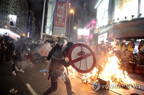 경찰-시위대 충돌한 홍콩 거리