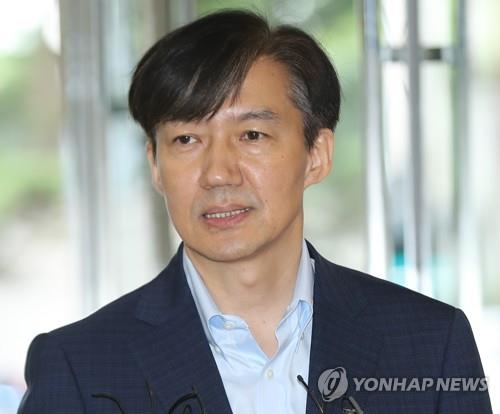 조국 법무부 장관 후보자 출근 (서울=연합뉴스) 류영석 기자 = 조국 법무부 장관 후보자가 30일 오전 인사청문회 준비사무실이 마련된 서울 종로구 적선현대빌딩에 출근해 취재진의 질문에 답변하고 있다. 2019.8.30 ondol@yna.co.kr(끝)