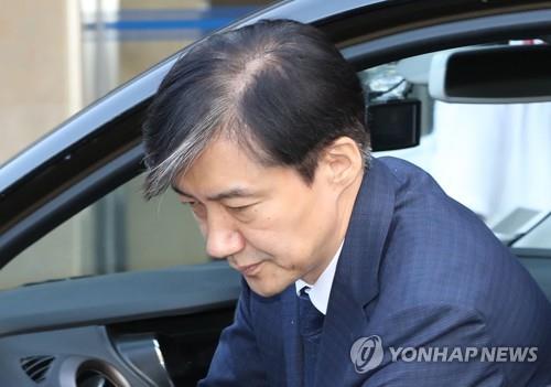 굳은 표정의 조국 후보자 (서울=연합뉴스) 임화영 기자 = 조국 법무부 장관 후보자가 2일 오전 서울 종로구 적선현대빌딩에 마련된 인사청문회 준비 사무실로 출근하고 있다. 2019.9.2 hwayoung7@yna.co.kr
