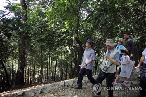 지난 7월 30일 저도 답사 중인 문재인 대통령