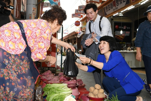 창원 명서 전통시장 찾은 김지수 경남도의회 의장(오른쪽)