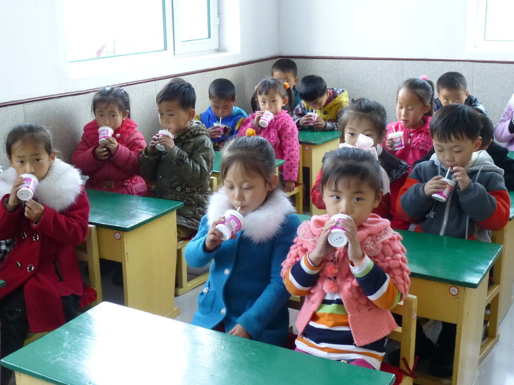 요구르트를 마시는 북한 유치원생들 [이그니스 커뮤니티 홈페이지 캡처]