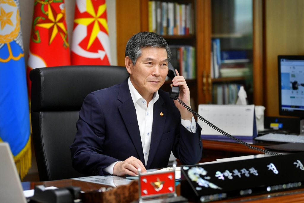 격려전화하는 정경두 국방장관