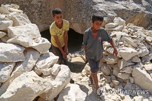 시리아 정부군의 공습으로 파괴된 이들립 지역 어린이