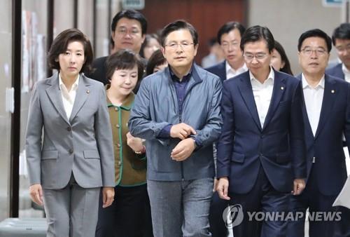 최고위원회의 들어서는 황교안-나경원 (서울=연합뉴스) 이진욱 기자 = 자유한국당 황교안 대표와 나경원 원내대표가 16일 국회에서 열린 최고위원회의에 들어서고 있다. 2019.9.16 cityboy@yna.co.kr(끝)