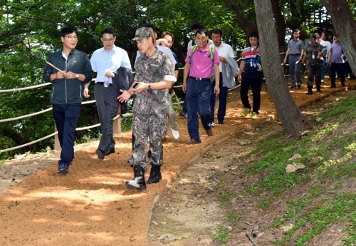 저도 현장점검 중인 변광용 거제시장)(왼쪽 첫번째)