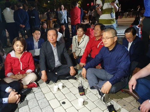 '삭발 농성' 황교안 찾은 김병준