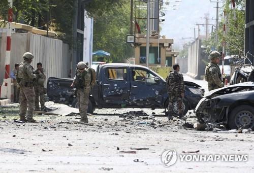 아프간 차량폭탄 테러 현장 조사하는 나토군