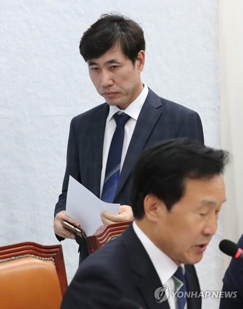 최고위원회의 참석하는 하태경 (서울=연합뉴스) 김주형 기자 = 바른미래당 하태경 최괴의원이 17일 오전 국회에서 열린 최고위원회의에 참석하고 있다. 2019.6.17 kjhpress@yna.co.kr(끝)