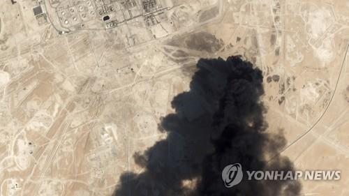 14일 공격당해 불이 난 사우디 석유시설