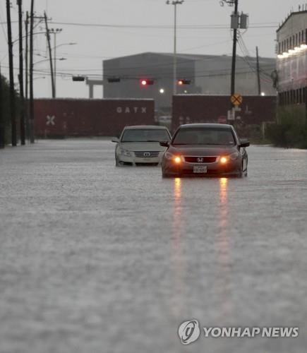 미국 텍사스주 폭우로 차량도 물에 갇혀