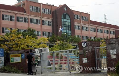 웅동중 정문