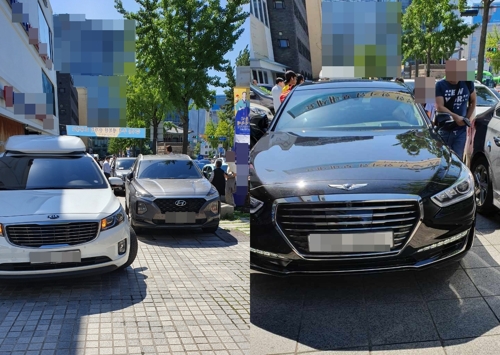 서울 한 고궁 근처의 사찰 앞 인도에 주차된 차량