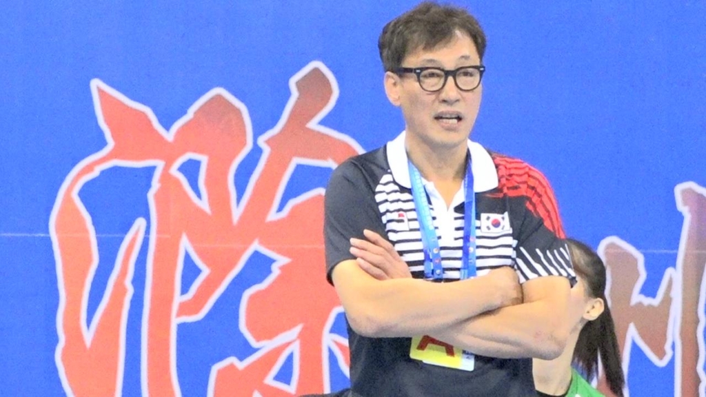 카자흐스탄전을 지휘하는 강재원 감독.