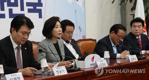 발언하는 나경원 원내대표 (서울=연합뉴스) 이진욱 기자 = 자유한국당 나경원 원내대표가 25일 오전 국회에서 열린 원내대표-중진의원 회의에서 발언하고 있다. 2019.9.25 cityboy@yna.co.kr(끝)