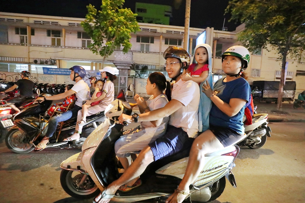 한 오토바이를 타고 도로를 달리는 4인 가족 [사진/조보희 기자]