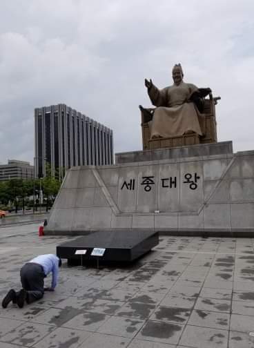 세종대왕 동상 앞에서 큰절 올리는 박동우 보좌관
