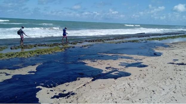 브라질 북동부 해안에 밀려든 기름 찌꺼기