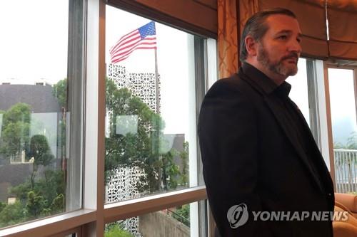 주홍콩 미국총영사관에 있는 테드 크루즈 미 상원의원