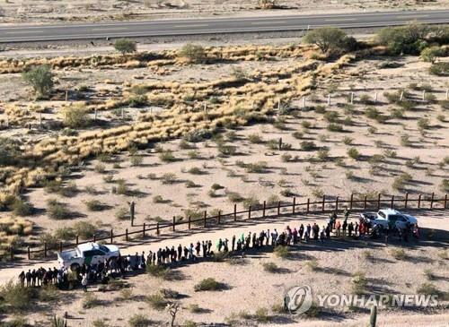 애리조나주 루크빌 인근의 미국-멕시코 국경 지역에서 불법으로 국경을 넘은 뒤 체포된 사람들 [AP=연합뉴스 자료사진]