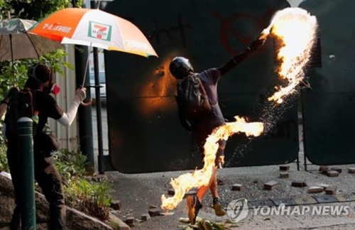 침사추이 경찰서를 향해 화염병을 던지는 홍콩 시위대