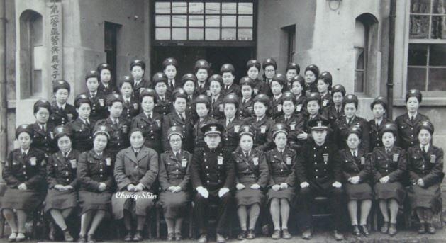 1948년 12월 황현숙 치안국 여자경찰과장의 인천여자경찰서 순시 기념사진. 1열 왼쪽 5번째가 황 경무관.[경찰청 제공]