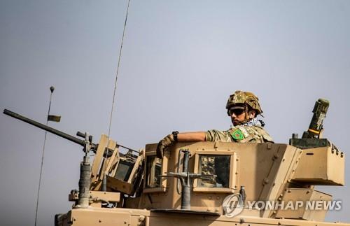 여성 쿠르드 민병대 '여성수비대'(YPJ)의 휘장을 어깨에 달고 철수하는 병사