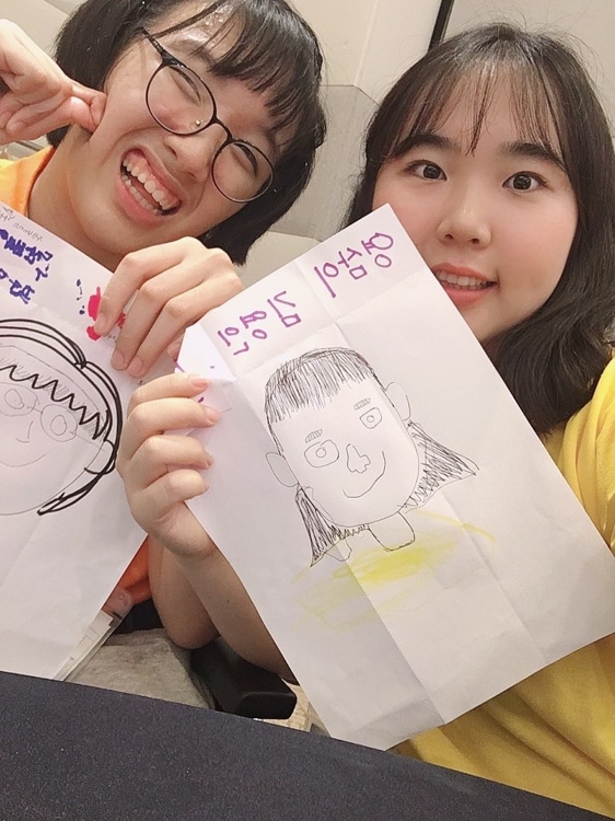 KS 3차전 시구자로 뽑힌 문채원(왼쪽) 양과 사연을 소개한 김영인 씨