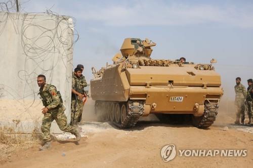 시리아 국경을 넘는 친(親) 터키 시리아국가군(SNA) 병사들