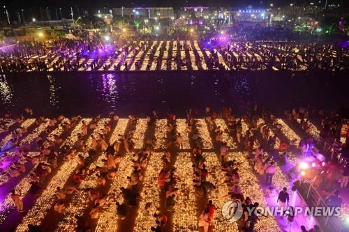 인도 '디왈리 축제' 등잔 40만9천개로 기네스 기록