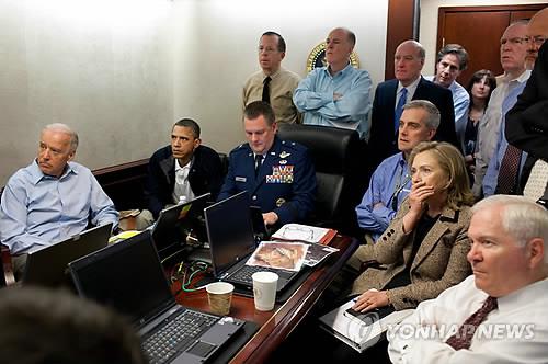 약 8년전 빈 라덴 사살작전을 지켜보는 오바마 대통령과 참모진[자료사진]