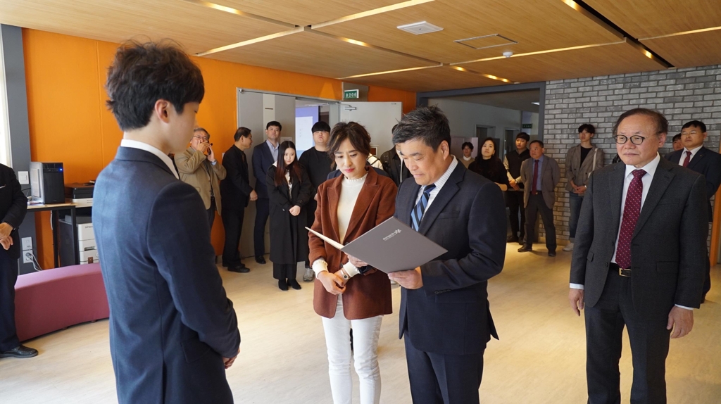 장학증서 주는 고 최종근 하사 부모