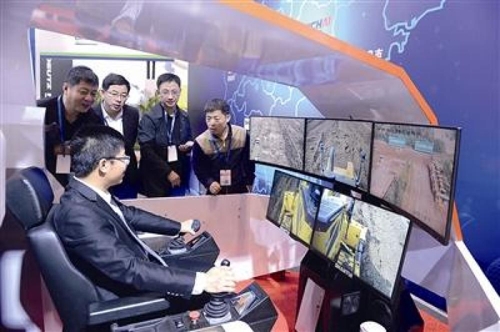 The 5G smart remote-controlled machine demonstrated by Shandong Heavy Industry Group