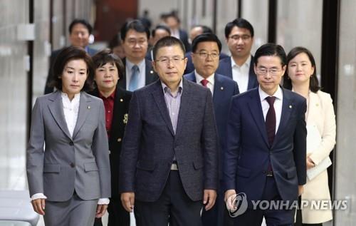 최고위원회의 들어서는 황교안-나경원 (서울=연합뉴스) 이진욱 기자 = 자유한국당 황교안 대표와 나경원 원내대표가 31일 국회에서 열린 최고위원회의에 들어서고 있다. 2019.10.31 cityboy@yna.co.kr(끝)