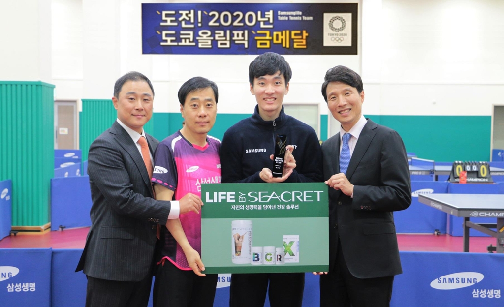 유남규 여자탁구 대표팀 감독과 이상수.(왼쪽에서 두 번째와 세 번째).
