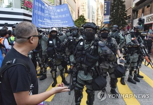 도로 점거 시위대 해산 나선 홍콩 경찰